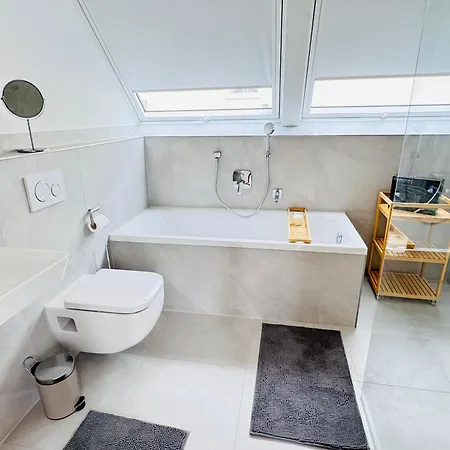 Apartament Modern-neu-nespresso-balkon-parkplatz *