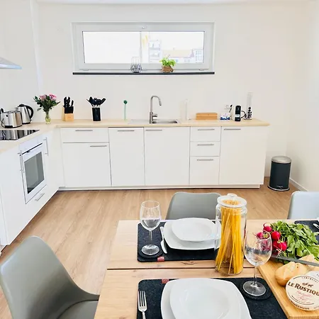 Modern-neu-nespresso-balkon-parkplatz Appartement *