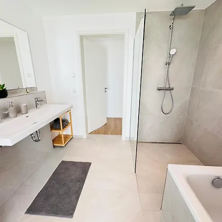 Modern-neu-nespresso-balkon-parkplatz Apartament