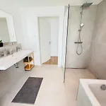 Modern-neu-nespresso-balkon-parkplatz Apartment