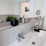 Modern-neu-nespresso-balkon-parkplatz Apartment